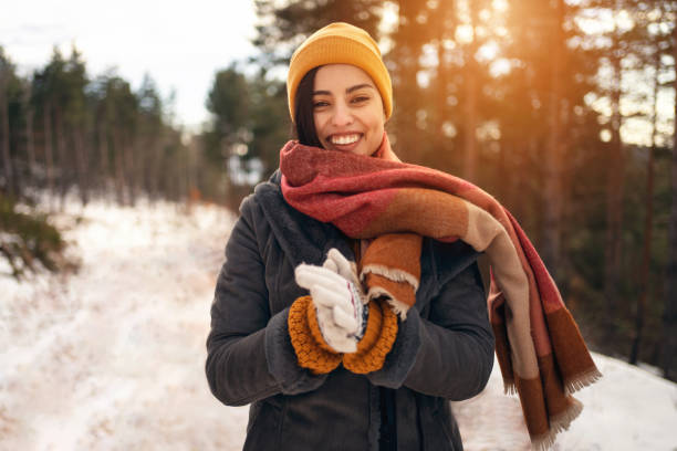 bela jovem mulher caucasiana na natureza durante o inverno - scarf women hat warm clothing - fotografias e filmes do acervo