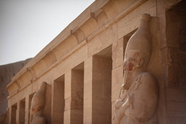 blick auf den tempel der hatschepsut. totentempel des pharaos der hatschepsut-dynastie. jeser-jeseru ist ein meisterwerk der altägyptischen architektur. das heiligtum ist direkt in die felsen gehauen. - egyptian dynasty stock-fotos und bilder