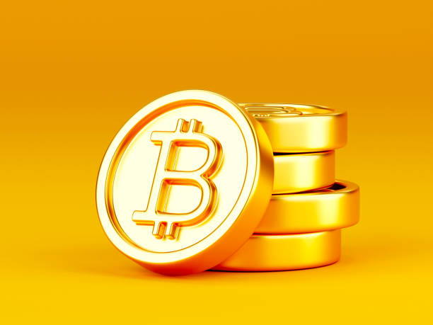 pila di monete bitcoin dorate su sfondo giallo brillante - heap currency british pounds stack foto e immagini stock