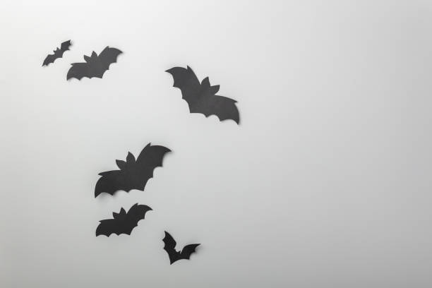 halloween deko konzept - schwarze papierfledermäuse auf weißem hintergrund - geist grafiken stock-fotos und bilder