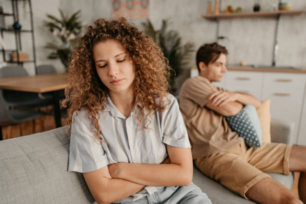 giovane coppia che discute a casa - relationship difficulties couple anger communication breakdown foto e immagini stock