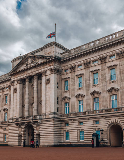 バッキンガム宮殿のユニオンジャック旗は、ロンドン、英国の半分のマストで飛んでいます - elizabeth ii queen nobility british flag ストックフォトと画像