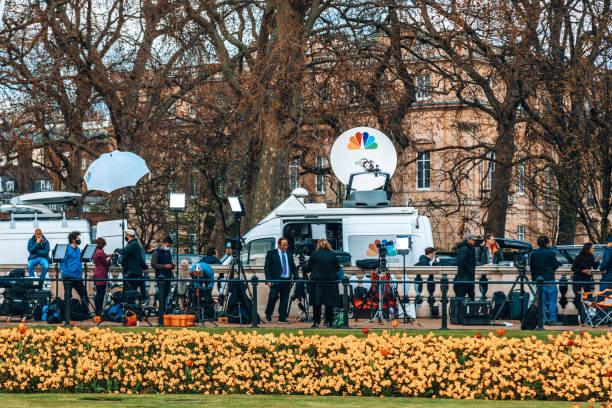 une foule d’équipes de nouvelles attendant la diffusion en direct devant buckingham palace, londres, royaume-uni - cnbc photos et images de collection