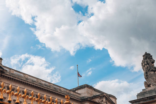 die union jack flagge im buckingham palace weht auf halbmast in london, uk - elizabeth ii queen nobility british flag stock-fotos und bilder