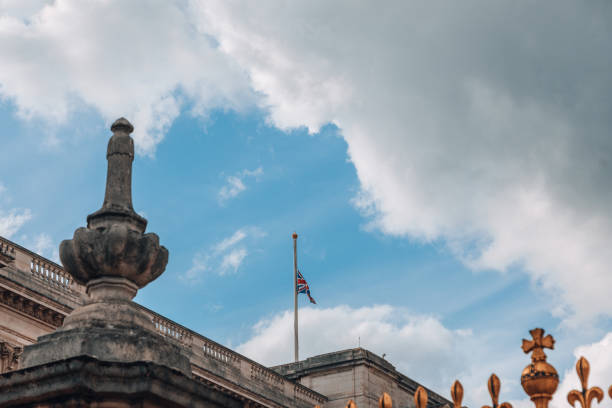 flaga union jack w pałacu buckingham leci na pół masztu w londynie, wielka brytania - palace buckingham palace london england famous place zdjęcia i obrazy z banku zdjęć