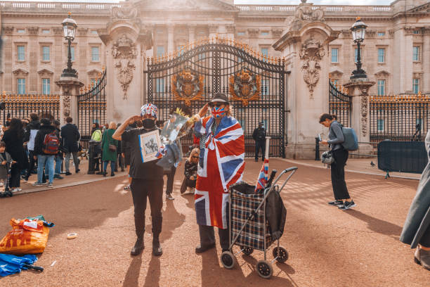 visiteurs attendant devant le royal buckingham palace, londres, royaume-uni - palace buckingham palace london england famous place photos et images de collection