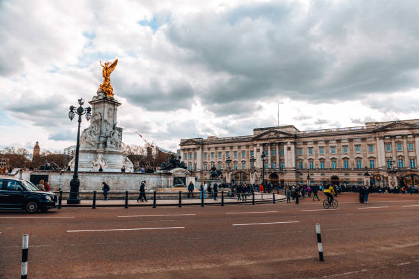 flaga union jack w pałacu buckingham leci na pół masztu w londynie, wielka brytania - palace buckingham palace london england famous place zdjęcia i obrazy z banku zdjęć