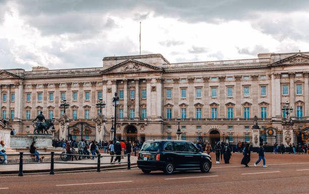 バッキンガム宮殿のユニオンジャック旗は、ロンドン、英国の半分のマストで飛んでいます - elizabeth ii queen nobility british flag ストックフォトと画像