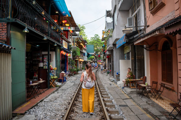 turista caminhando ao longo da train street em hanói, vietnã - vietnam asia hanoi street - fotografias e filmes do acervo