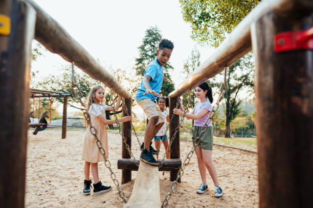 enfants jouant au terrain de jeu - aire de jeux photos et images de collection