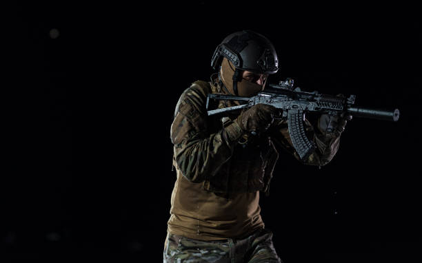 armeesoldaten in kampfuniformen mit sturmgewehr, plattenträger und kampfhelm auf eine gefährliche mission in einer regnerischen nacht. - real people caucasian one person black and white stock-fotos und bilder