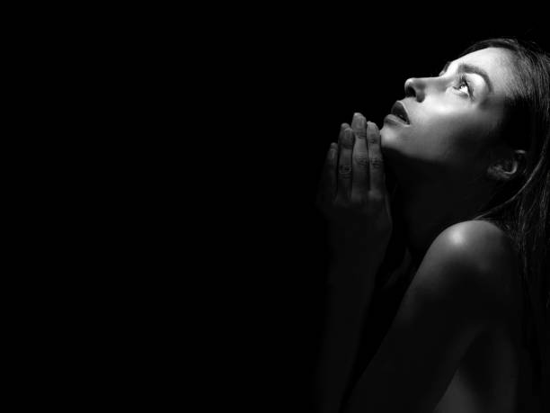 기도하는 여자 - women black praying naked 뉴스 사진 이미지