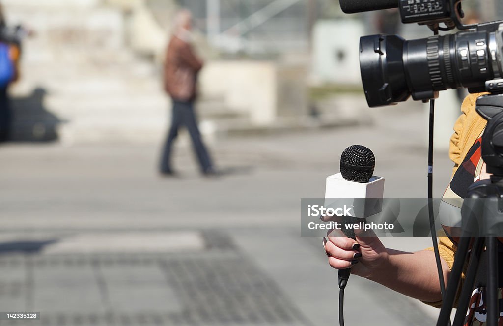 Entrevista de televisión - Foto de stock de Periodista libre de derechos