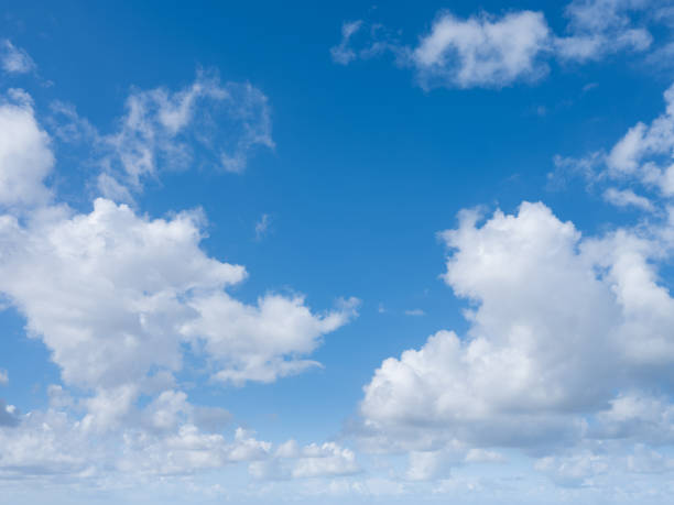 Des nuages blanc au printemps étirés sur fond de ciel bleu A panoramic blue sky with stretched clouds ciel bleu stock pictures, royalty-free photos & images