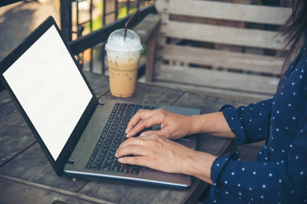 Asian Female freelance using laptop at home office desk. Woman reading financial graph chart Planning analyzing marketing data. Asian female people working office firm with business stuff, coffee cup mujer asiática independiente que usa una computadora portátil en el escritorio de la oficina en casa. mujer leyendo gráfico financiero gráfico planificación analizando datos de marketing. mujeres asiáticas que trabajan en una empresa de oficina con c