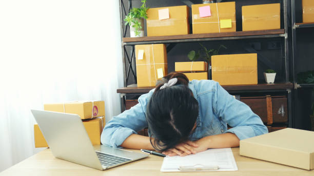 zdesperowana azjatka stresuje ból głowy przygnębiony przez małą firmę w biurze domowym. niepowodzenie kobiety biznesu praca w biurze domowym. sprzedawca internetowy przedsiębiorca ma problem z dostawą nieszczęśliwej pracy - job orders zdjęcia i obrazy z banku zdj�ęć