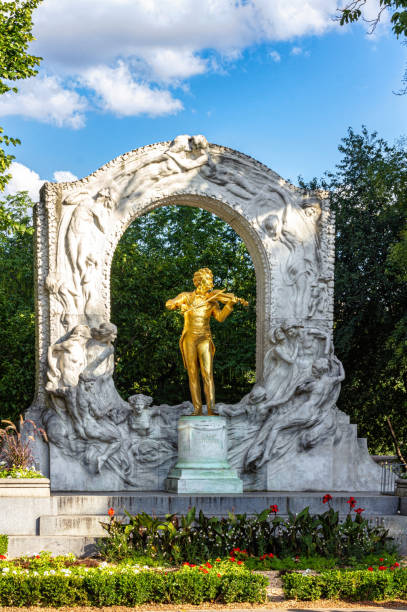 monumento de bronze dourado de johann strauss em viena - vienna austria statue johann strauss statue - fotografias e filmes do acervo