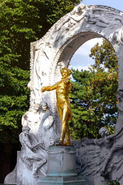 monumento de bronze dourado de johann strauss em viena - vienna austria statue johann strauss statue - fotografias e filmes do acervo