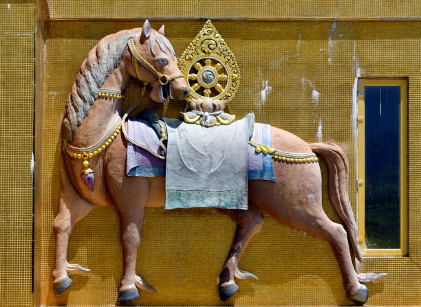 cavallo con ruota del dharma (dharmachakra), grande buddha dordenma, thimphu, bhutan - tibetan buddhism wind tibet horizontal foto e immagini stock
