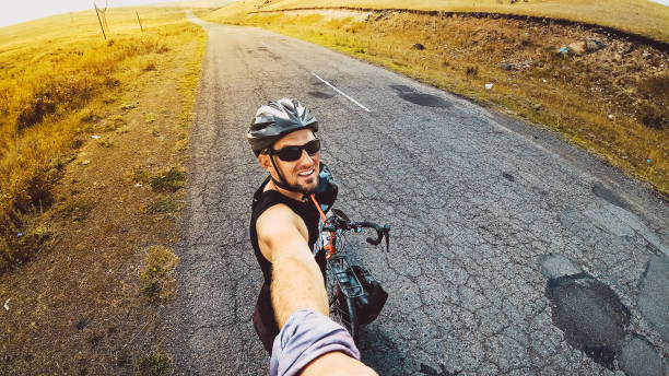 inspirador retrato selfie de teléfono inteligente emocionado alegre ciclista caucásico de pie en bicicleta de turismo mirando a la cámara cara sonriente. manténgase seguro de disfrutar de un estilo de vida despreocupado - unstoppable fotografías e imágenes de stock