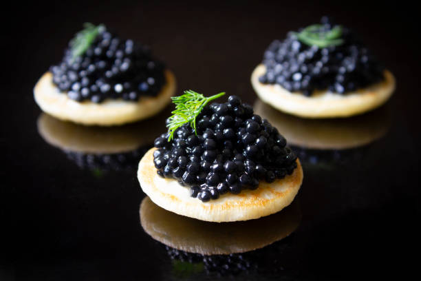 caviar blinis - blini fotografías e imágenes de stock