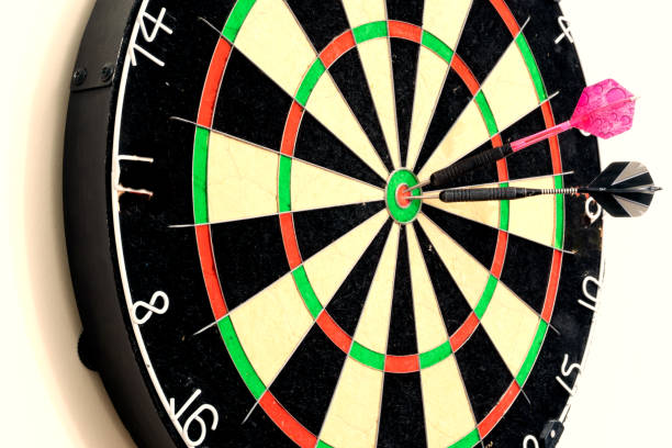 istock arrow darts in a center a target on white, darts board close up 1423390544