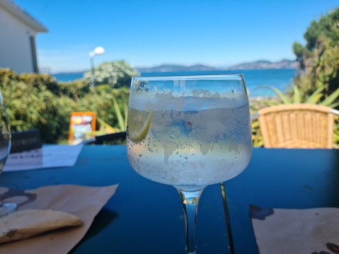 08/23/22, Vigo, A Fontaiña Beach, Breadouro Restaurant. After eating, nothing more relaxing than having a drink in front of the beach. Tranquility, serenity and good views.