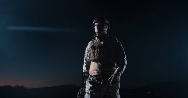 armeesoldaten in kampfuniformen mit sturmgewehr, plattenträger und kampfhelm auf eine gefährliche mission in einer regnerischen nacht. - real people caucasian one person black and white stock-fotos und bilder