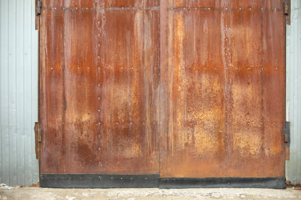 istock Rusty gate to warehouse. Large garage door. 1423394282