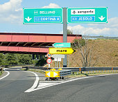 autobahnkreuz-mit-ortsnamen-im-italienischen-text-mare-bedeutet-sea-in-italien.jpg?b=1&s=170x170&k=20&c=mD9G7s74PzLdq119ElA1nO_J3Brhk6gNHLBHA7awFac=