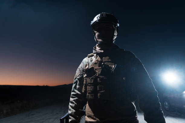 armeesoldaten in kampfuniformen mit sturmgewehr, plattenträger und kampfhelm auf eine gefährliche mission in einer regnerischen nacht. - real people caucasian one person black and white stock-fotos und bilder