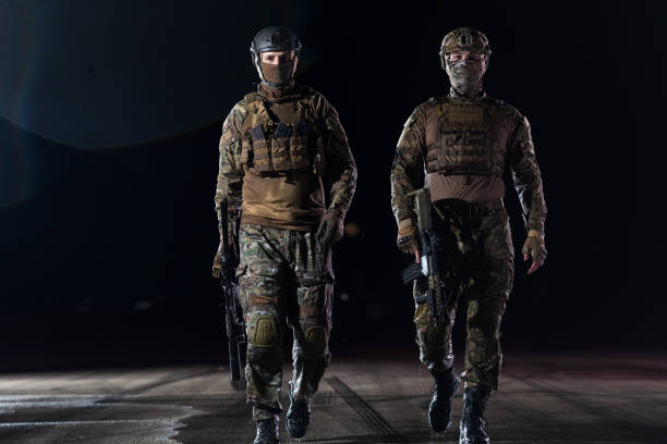 soldados escuadrón en la misión nocturna - black ops fotografías e imágenes de stock