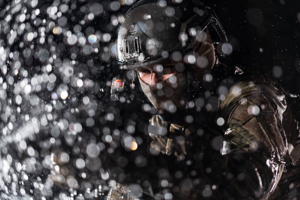 armeesoldaten in kampfuniformen mit sturmgewehr, plattenträger und kampfhelm auf eine gefährliche mission in einer regnerischen nacht. - real people caucasian one person black and white stock-fotos und bilder