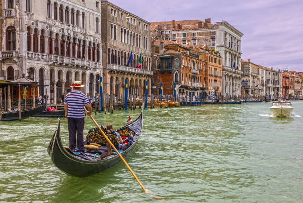 venedig canal grande touristengondeln, italien - gondel stock-fotos und bilder