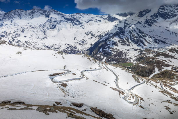 alpejska droga górska między śniegiem wiosną, alpy gran paradiso, włochy - melting spring snow trentino alto adige zdjęcia i obrazy z banku zdjęć