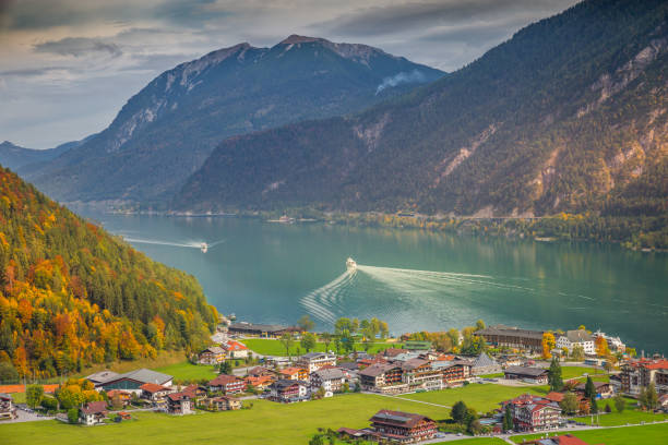 静かな秋のインスブルック近くのアッヘンゼー湖のヨット、チロル、オーストリア - lake mountain north tirol austria ストックフォトと画像