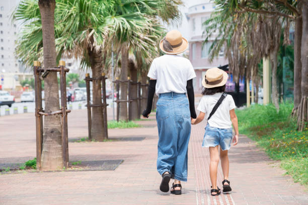 madre e figlia giapponesi in viaggio verso okinawa - lui e lei foto e immagini stock