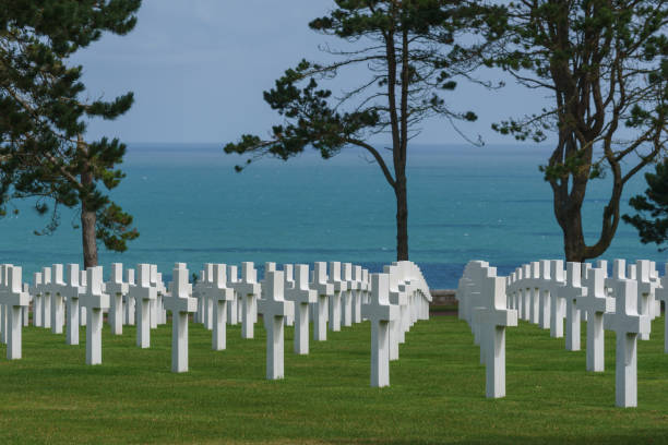 프랑스 노르망디 주 콜레빌 쉬르 메르의 오마하 비치 시메티에 아메리카인(cimetiere americain)에 있는 미국 전쟁 묘지에서 쓰러진 미군 병사들의 하얀 십자가 줄 - cross shape cross grave nobody 뉴스 사진 이미지