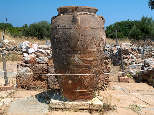pithos 있는 말리아 palace. - amphora ancient past greece 뉴스 사진 이미지