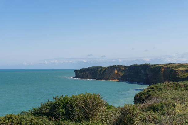 falésias na costa norte da frança com o mar em um dia ensolarado de verão em pointe du hoc, cricqueville-en-bessin, normandia, frança - france sea allied forces atlantic ocean - fotografias e filmes do acervo