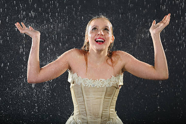 행복함 여자아이 smiles 레인 및 불꽃놀이나 낙하 by 시계바늘 - wet dress rain clothing 뉴스 사진 이미지