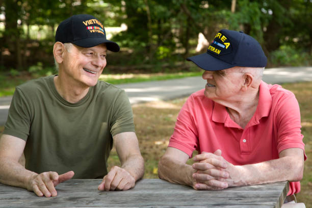 koreakrieg und vietnam-veteran lächeln sich an - veteran stock-fotos und bilder