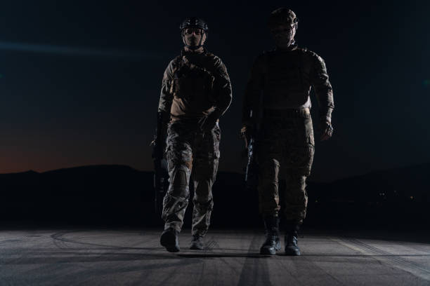 soldados escuadrón en la misión nocturna - black ops fotografías e imágenes de stock