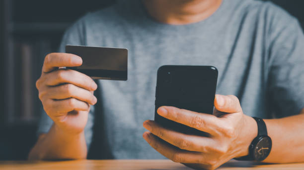 kuvapankkikuvat ja rojaltivapaat kuvat aiheesta mies maksaa ja tekee ostoksia älypuhelinsovelluksella. - best personal finance app