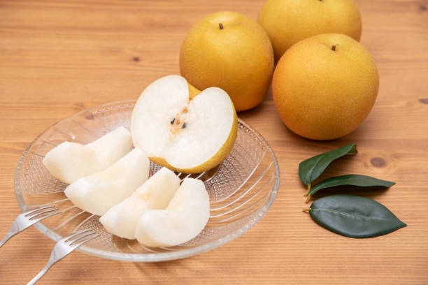 istock Japanese pears that look fresh and delicious 1423488874