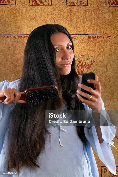 Foto de Mulher Usando Uma Escova De Cabelo e mais fotos de stock de Adulto - Adulto, Cabelo Comprido, Cabelo Preto