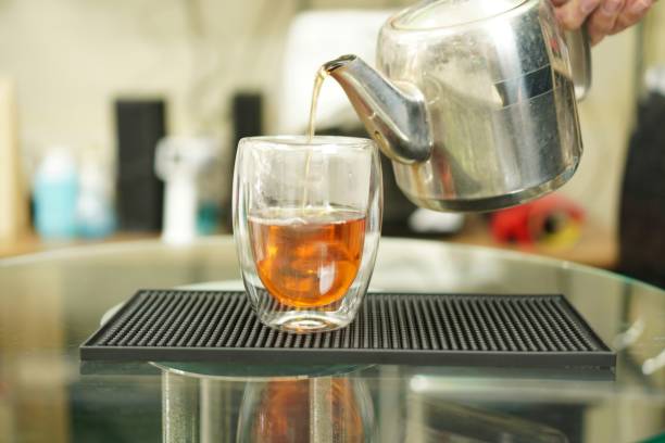 istock Life style: The picture shows tea brewing using traditional teapots and tea mugs, close up. 1423496608