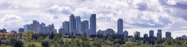 vue panoramique des immeubles résidentiels à metrotown. - vancouver skyline canada panoramic photos et images de collection