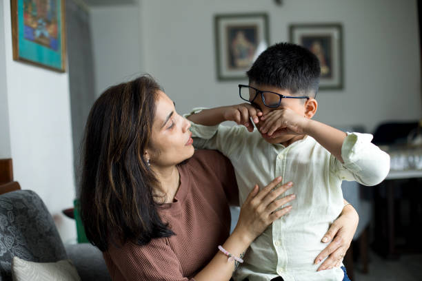 matka pocieszająca swojego synka w domu - offspring family love india zdjęcia i obrazy z banku zdjęć