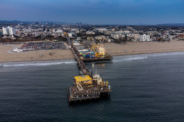 santa monica pier - santa monica beach santa monica santa monica pier beach stock-fotos und bilder